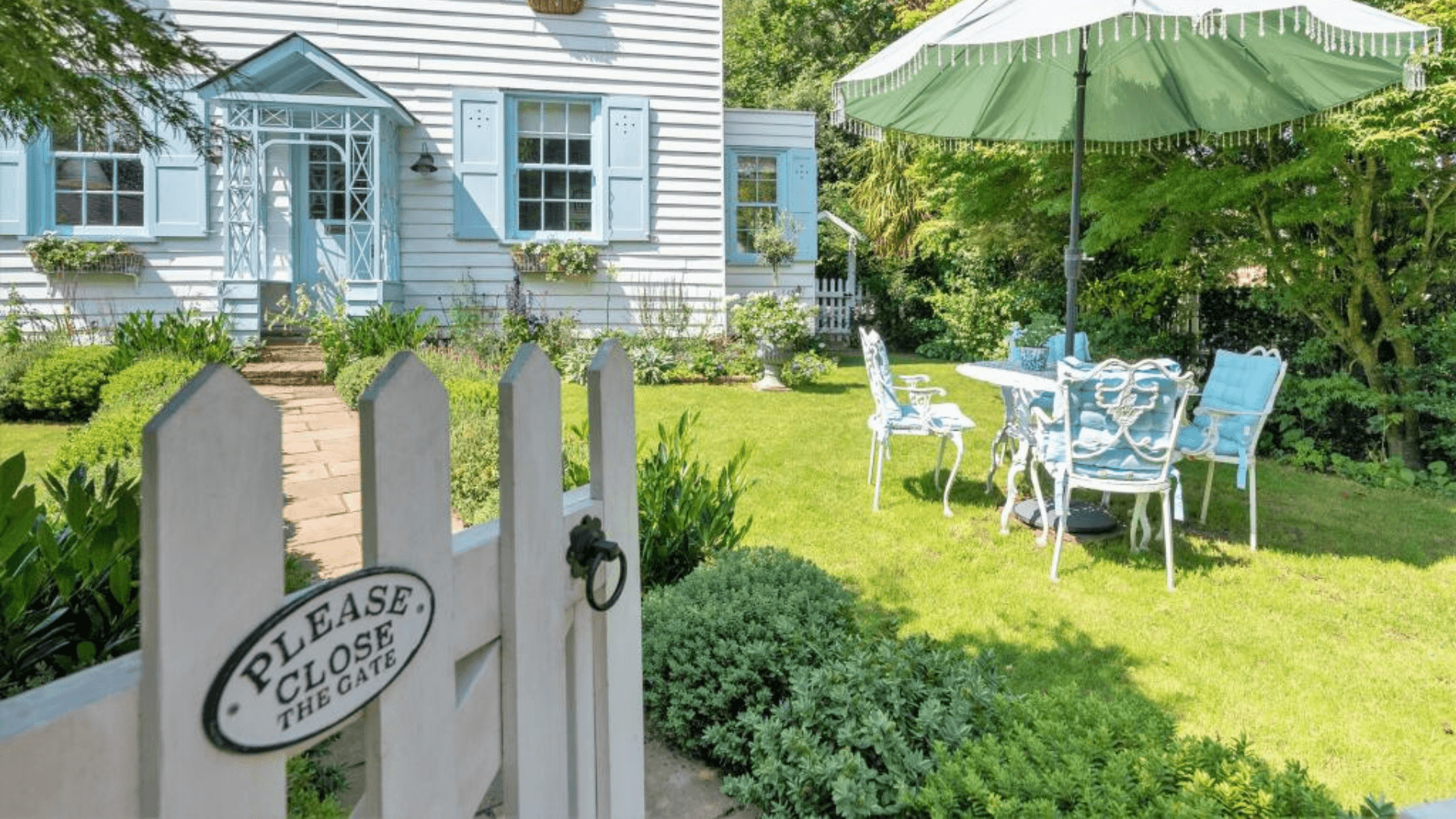 A garden that's welcoming you into their home